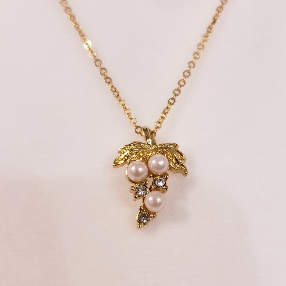 Avon grapes pendant necklace